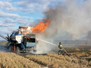 В районе Башкирии в полях загорелся комбайн