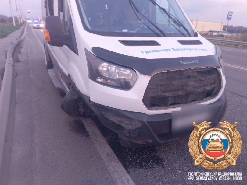 В Уфе автобус с пассажирами въехал в стоящую иномарку, трое пострадали В Уфе автобус с пассажирами въехал в стоящую иномарку, трое пострадали