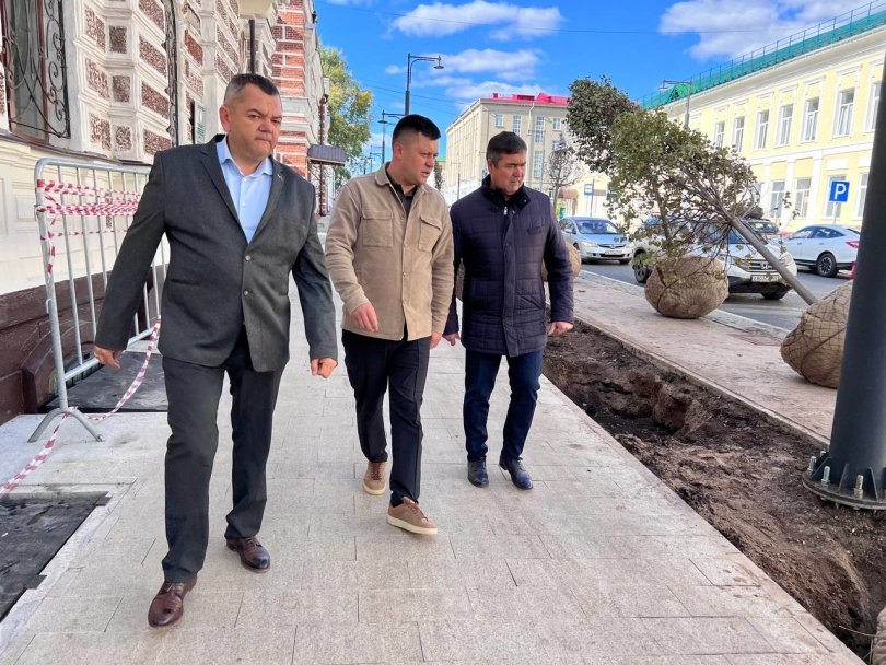 В Уфе высадят липы на улице Октябрьской революции В Уфе высадят липы на улице Октябрьской революции