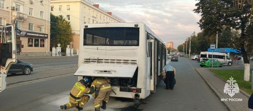 В Уфе загорелся автобус с 32 пассажирами В Уфе загорелся автобус с 32 пассажирами
