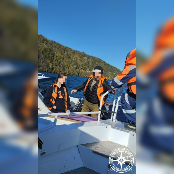 В Башкирии спасатели помогли семье, которая застряла посреди водоема В Башкирии спасатели помогли семье, которая застряла посреди водоема