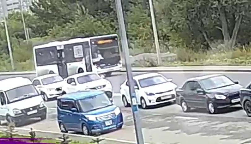 В Уфе задержали водителя автобуса, который совершил опасный маневр на дороге В Уфе задержали водителя автобуса, который совершил опасный маневр на дороге