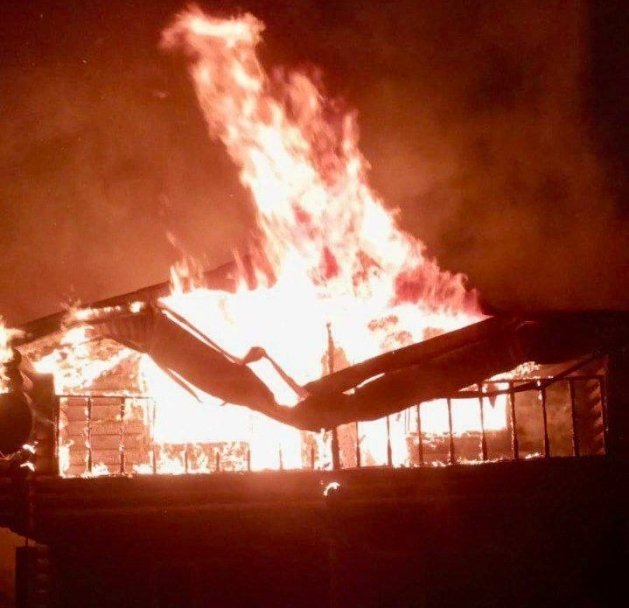В Башкирии из-за сильного ветра пожар уничтожил 4 садовых дома и 2 бани В Башкирии из-за сильного ветра пожар уничтожил 4 садовых дома и 2 бани