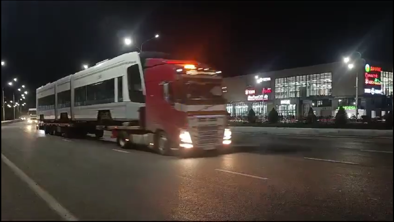 В Уфу привезли еще один трамвай из Москвы В Уфу привезли еще один трамвай из Москвы