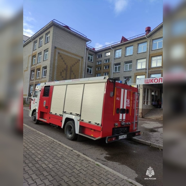 Из уфимской школы из-за пожара эвакуировали 563 человека Из уфимской школы из-за пожара эвакуировали 563 человека