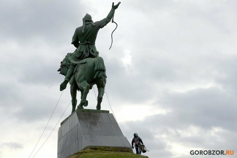 Памятнику Салавату Юлаеву в Уфе вернут первоначальный цвет Памятнику Салавату Юлаеву в Уфе вернут первоначальный цвет