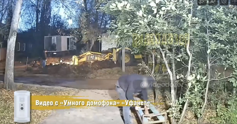 Сотрудники «Уфаводоканала» сломали скамейку, чтобы устранить утечку Сотрудники «Уфаводоканала» сломали скамейку, чтобы устранить утечку