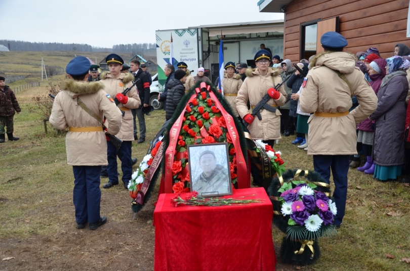 В Башкирии проводили в последний путь ефрейтора Булата Гайнанова, погибшего в СВО В Башкирии проводили в последний путь ефрейтора Булата Гайнанова, погибшего в СВО
