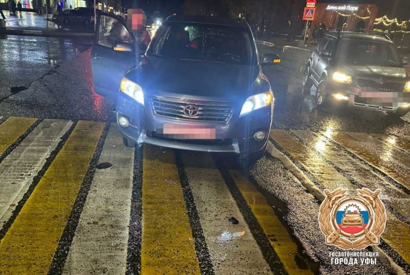 В Уфе женщина наехала на двух пешеходов В Уфе женщина наехала на двух пешеходов