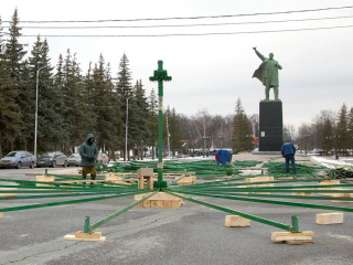 На площади Ленина в Уфе начали устанавливать главную новогоднюю елку