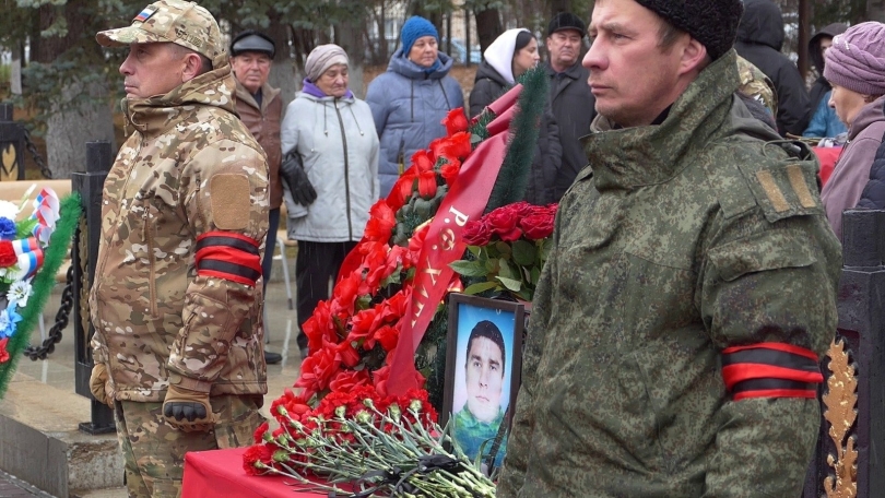 В Башкирии проводили в последний путь Дениса Хисматуллина, погибшего на СВО В Башкирии проводили в последний путь Дениса Хисматуллина, погибшего на СВО