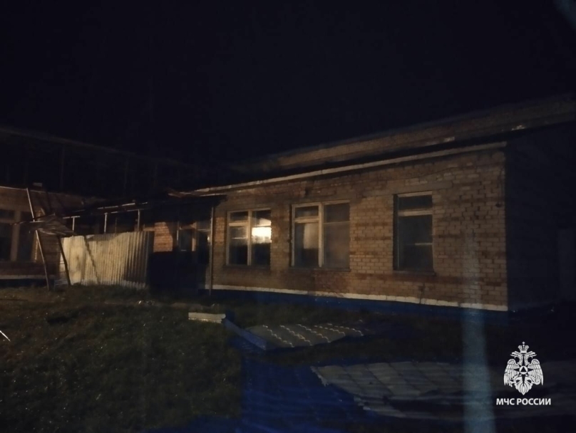 В Башкирии сильный ветер сорвал кровлю школы В Башкирии сильный ветер сорвал кровлю школы
