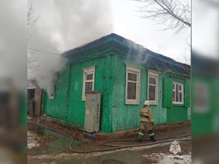 В Башкирии загорелся трехквартирный жилой дом