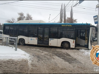 В Уфе автобус с 20 пассажирами врезался в столб, есть пострадавший