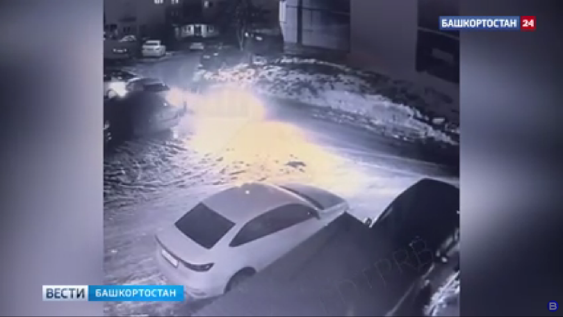 В Уфе дрифтер протаранил припаркованный автомобиль и скрылся с места ДТП В Уфе дрифтер протаранил припаркованный автомобиль и скрылся с места ДТП