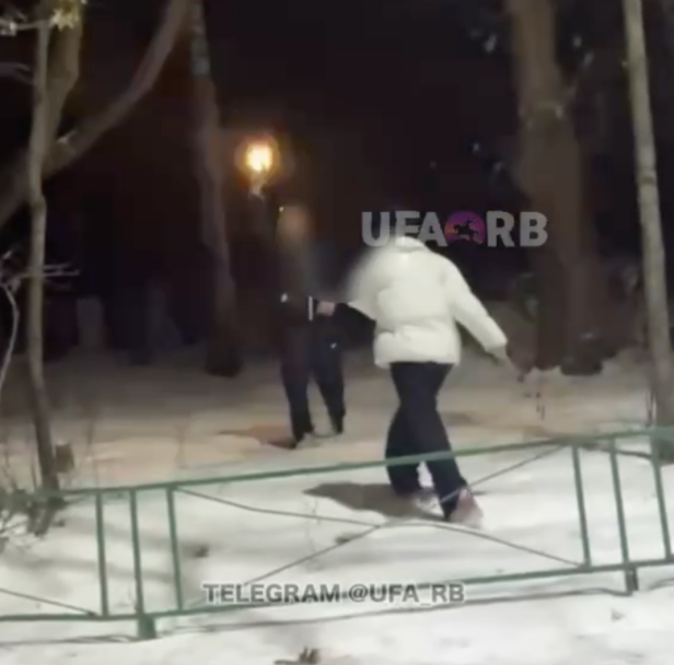В Уфе компания молодежи устроила стрельбу во дворе дома В Уфе компания молодежи устроила стрельбу во дворе дома