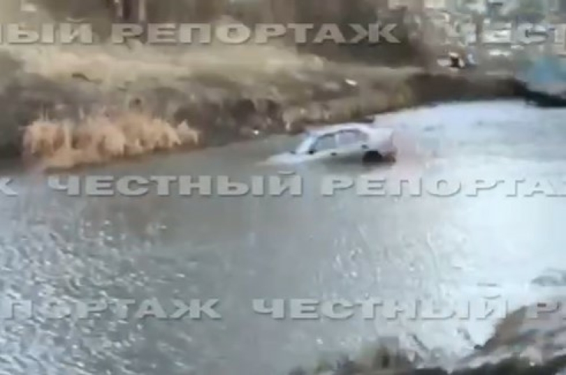 В Уфе легковушка скатилась в пруд В Уфе легковушка скатилась в пруд