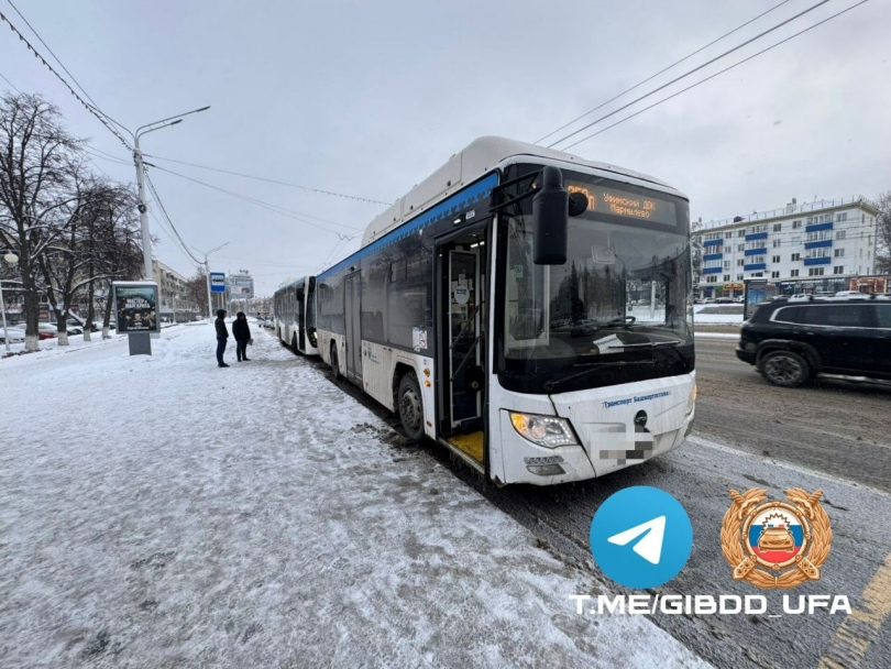 Пассажир попал в больницу после столкновения двух автобусов в Уфе Пассажир попал в больницу после столкновения двух автобусов в Уфе