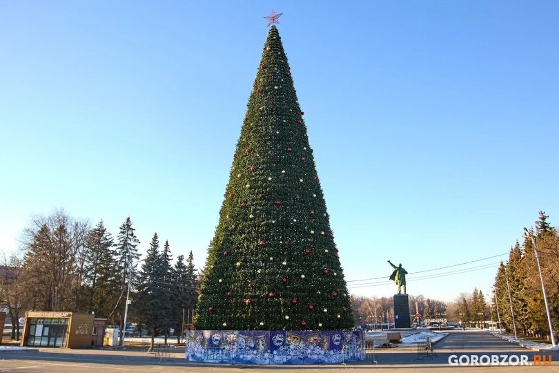 В Уфе начали обустраивать новогодний городок у Горсовета В Уфе начали обустраивать новогодний городок у Горсовета