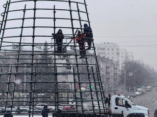 В Уфе перед ДК «Мотостроитель» начали устанавливать пиксельную елку