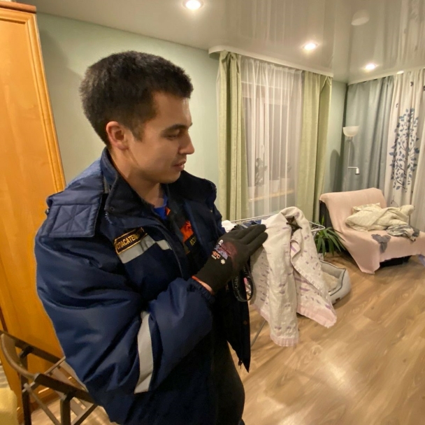 В Уфе спасатели отловили летучую мышь в квартире В Уфе спасатели отловили летучую мышь в квартире