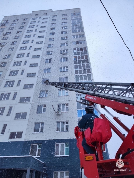 В Уфе спасатели помогли ребенку, который остался один дома В Уфе спасатели помогли ребенку, который остался один дома