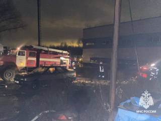 В Уфе вспыхнул крупный пожар в металлическом ангаре