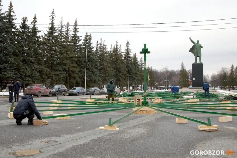 На площади Ленина в Уфе начали устанавливать главную новогоднюю елку На площади Ленина в Уфе начали устанавливать главную новогоднюю елку