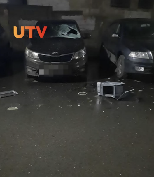 Припаркованные в Уфе автомобили попали под «дождь» из микроволновки и посуды Припаркованные в Уфе автомобили попали под «дождь» из микроволновки и посуды