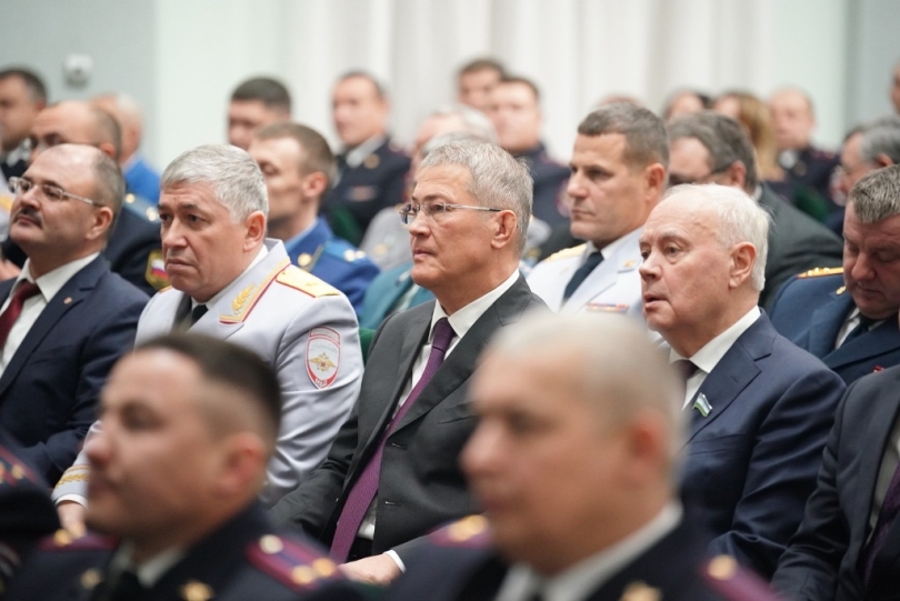 Глава Башкирии поздравил сотрудников органов внутренних дел с профессиональным праздником Глава Башкирии поздравил сотрудников органов внутренних дел с профессиональным праздником