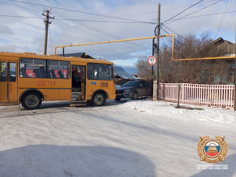 В Башкирии школьный автобус с 10 детьми попал в аварию В Башкирии школьный автобус с 10 детьми попал в аварию