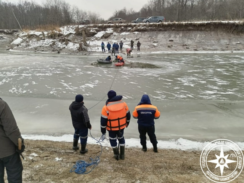 В Башкирии водолазы достали из реки тело рыбака В Башкирии водолазы достали из реки тело рыбака