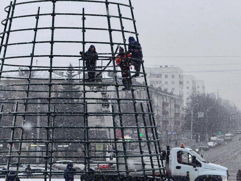 В Уфе перед ДК «Мотостроитель» начали устанавливать пиксельную елку В Уфе перед ДК «Мотостроитель» начали устанавливать пиксельную елку