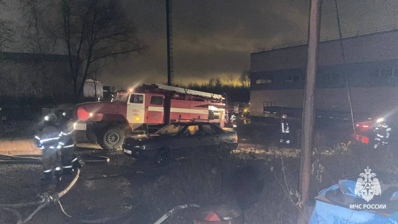 В Уфе вспыхнул крупный пожар в металлическом ангаре В Уфе вспыхнул крупный пожар в металлическом ангаре