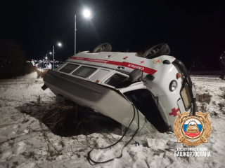 В Башкирии машина скорой помощи улетела в кювет и перевернулась, пострадали два человека