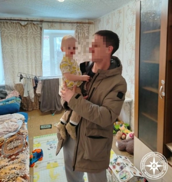 В Башкирии спасли запертого в квартире 1,5-годовалого ребенка В Башкирии спасли запертого в квартире 1,5-годовалого ребенка