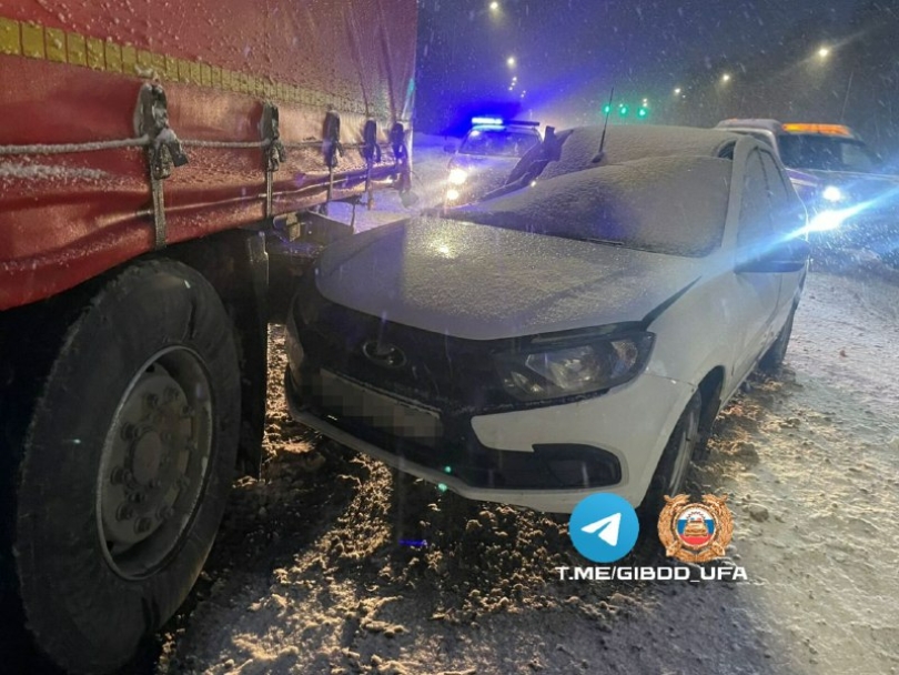 В Уфе автомобиль врезался в КамАЗ, есть пострадавший В Уфе автомобиль врезался в КамАЗ, есть пострадавший