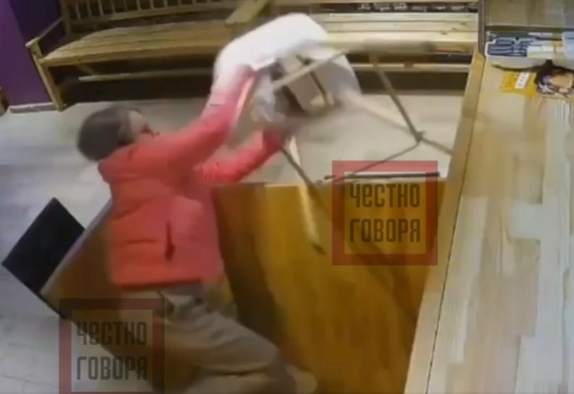 В Уфе полиция устанавливает личность женщины, которая напала на кассира В Уфе полиция устанавливает личность женщины, которая напала на кассира