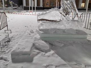 В Уфе вандалы сломали фигуру ледового городка на площади Орджоникидзе