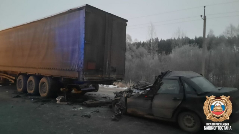 В Башкирии ДТП с грузовиком спровоцировало вторую аварию, погибли два человека В Башкирии ДТП с грузовиком спровоцировало вторую аварию, погибли два человека