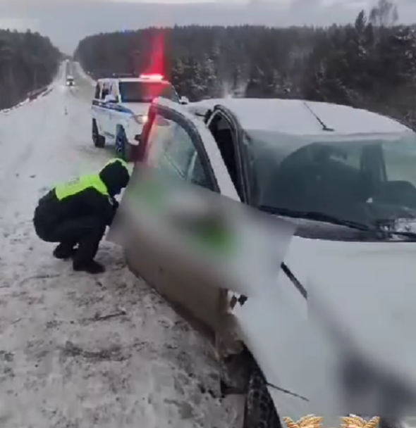 В Башкирии сотрудники ДПС оказали помощь женщине, попавшей в ДТП В Башкирии сотрудники ДПС оказали помощь женщине, попавшей в ДТП