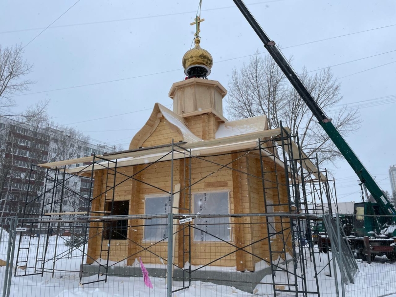 В Уфе на храм Кирилла и Мефодия установили купол с крестом В Уфе на храм Кирилла и Мефодия установили купол с крестом
