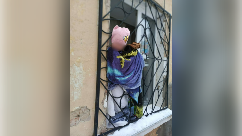 В Уфе спасатели помогли 4-летней девочке В Уфе спасатели помогли 4-летней девочке