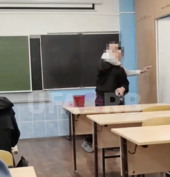 В Уфе учитель применил удушающий прием и выставил школьника из класса за «плохое поведение» В Уфе учитель применил удушающий прием и выставил школьника из класса за «плохое поведение»