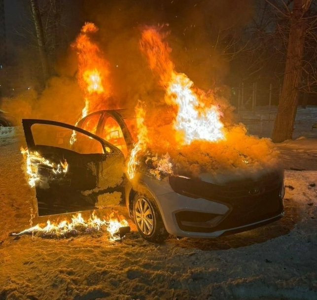 В Уфе загорелся отечественный автомобиль В Уфе загорелся отечественный автомобиль