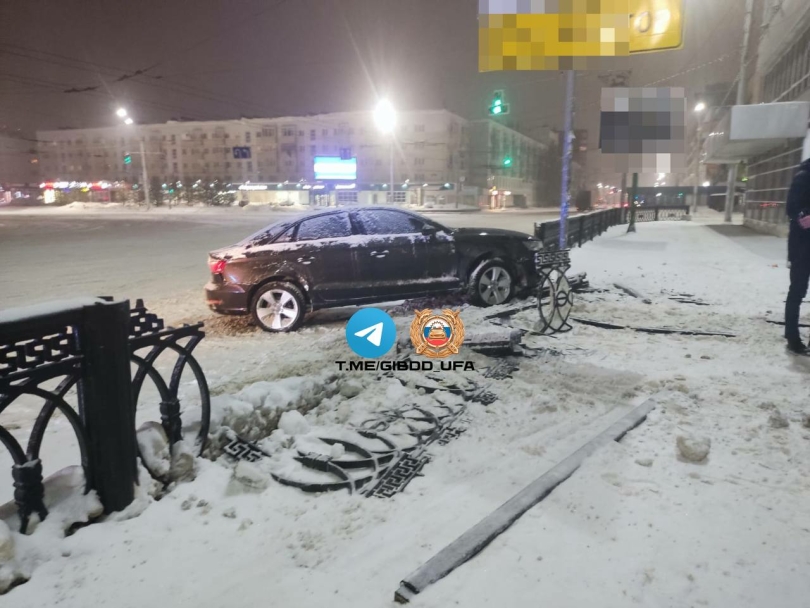 В Уфе молодой водитель врезался в металлическое ограждение В Уфе молодой водитель врезался в металлическое ограждение