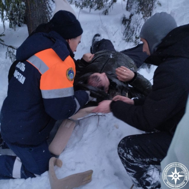 В Башкирии 42-летний мужчина влетел в дерево на снегоходе В Башкирии 42-летний мужчина влетел в дерево на снегоходе