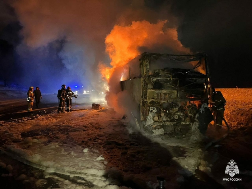 В Башкирии на трассе загорелся автобус с 9 пассажирами В Башкирии на трассе загорелся автобус с 9 пассажирами