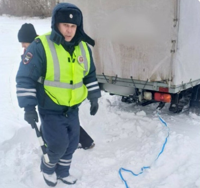 В Башкирии сотрудники ГАИ в преддверии Нового года помогли семье, застрявшей на машине в сугробе В Башкирии сотрудники ГАИ в преддверии Нового года помогли семье, застрявшей на машине в сугробе