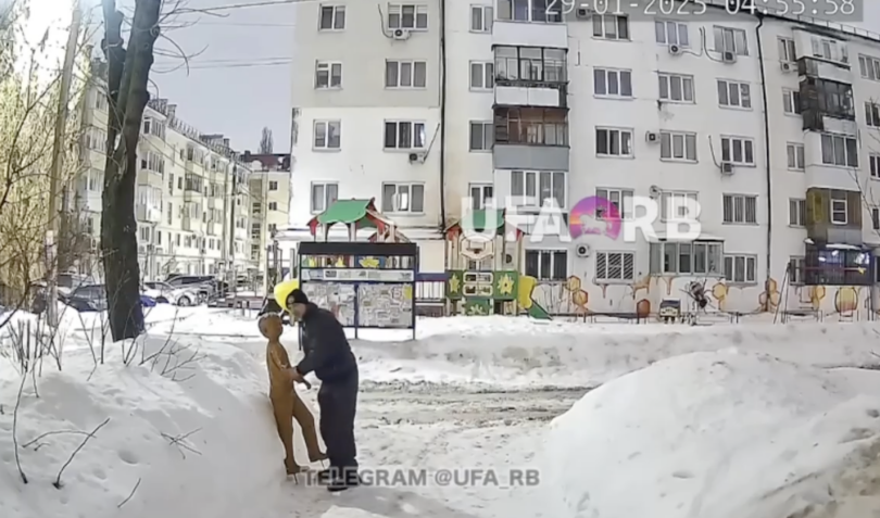 В Уфе мужчина похитил ребенка у скульптуры многодетной семьи В Уфе мужчина похитил ребенка у скульптуры многодетной семьи